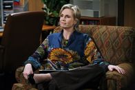 Two and a Half Men – Die Psychologin Dr. Freeman (Jane Lynch) versucht Erklärungen für Charlies seltsames Verhalten zu finden ...
