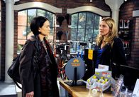 Rote Rosen – ARD ROTE ROSEN FOLGE 1682 Uhr im ERSTEN. Lisa (Daniela Wutte, r.) suggeriert Frau Reinhardt (Ragna Pitoll, l.), dass sie selbst für Paulas Tod verantwortlich sei.