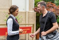 Sturm der Liebe – Maxi (Katharina Scheuba, l.) bittet Yannik (Jo Weil, r.) um einen Gefallen bezüglich Larissa.