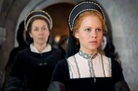Becoming Elizabeth – ONE BECOMING ELIZABETH (STAFFEL 1, FOLGE 6), "Was nicht geheilt werden kann" Uhr. Kat Ashley (Alexandra Gilbreath, l.), Elizabeth Tudor (Alicia von Rittberg, r.)