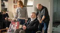 Nimm Du ihn – Tochter Mareike (Andrea Sawatzki) und Sohn Dietrich (Simon Schwarz, r.) sind gerührt von den Liebesbriefen ihrer Mutter an ihren Vater Xaver (Branko Samarovski, 2.v.r.).