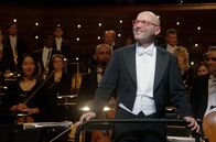 Festtag bei Jacques Offenbach – Unter der Leitung von Enrique Mazzola (vo.) verzaubert das Orchestre National de France die Zuschauer im festlich geschmückten Sendesaal von Radio France.