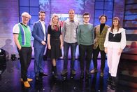 Fakt oder Fake – v.li.: Simon Schwarz, Clemens Maria Schreiner, Hilde Dalik, Bernhard Weingartner, Manuel Rubey, Richard Hemmer, Tina Holzer.