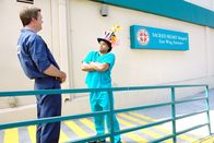 Scrubs - Die Anfänger – (v.li.) Neil Flynn (Hausmeister), Donald Faison (Chris Turk).