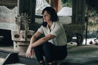 They Were Ten – Eve (Marianne Denicourt) scheinen die seltsamen Vorgänge im Hotel ratlos zu machen.