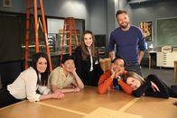 Community – Als ihr sechstes Jahr am Greendale College zu Ende geht, macht sich die Truppe Gedanken, wie "Staffel" sieben ausschauen könnte: Frankie (Paget Brewster, l.), Chang (Ken Jeong, 2.v.l.), Annie (Alison Brie, 3.v.l.), Jeff (Joel McHale, 3.v.r.), Abed (Danny Pudi, 2.v.r.) und Britta (Gillian Jacobs, r.) ...