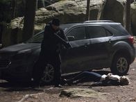 Homeland – Astrid (Nina Hoss, r.) kümmert sich in einem im Wald abgelegenen Haus um Quinn. Doch der dubiose Belli (C.J. Wilson, l.) spürt sie auf, was sie in Gefahr bringt ...