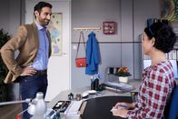 Die Rosenheim-Cops – Der neue Controller des Rosenheimer Kommissariats, Daniel Donato (Paul Brusa), stellt sich an seinem ersten Arbeitstag gut gelaunt bei Frau Stockl (Marisa Burger) vor.