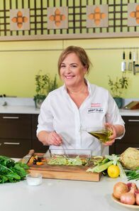 ARD-Buffet – Bewusst genießen: Die Göttinger Gastronomin Jacqueline Amirfallah bereitet Rindfleischstreifen mit Winter-Gemüse-Salat zu.