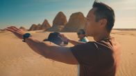 Geheimnisse verlorener Städte mit Albert Lin – Albert Lin posiert für ein Porträt mit Blick auf den Horizont in Kerma, Sudan. Albert Lin und sein Team machen sich in der sengenden Wüste auf die Suche nach Napata, der Hauptstadt des Königreichs Kusch, einer mächtigen afrikanischen Zivilisation im Sudan aus dem 8. (National Geographic)