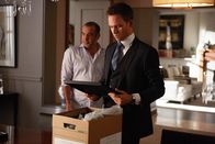 Suits – Louis (Rick Hoffmann, l.), der sich nach der Kündigung an ein Leben ohne die Kanzlei gewöhnen muss, ist kurz davor Mikes (Patrick J. Adams, r.) gut gehütetes Geheimnis aufzudecken.