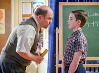 Young Sheldon – (v.li.) Jason Alexander (Mr. Lundy), Iain Armitage (Sheldon Cooper).