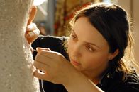 Dicke Liebe – Die junge Mode-Designerin Bella (Viktoria Gabrysch) fühlt sich zu dick für die glamouröse Modewelt und fristet deshalb ein Mauerblümchendasein. Im Job verbringt sie ihre Zeit mit Knöpfe annähen und Krägen schneidern. Und das, obwohl sie vor Ideen nur so sprüht ...