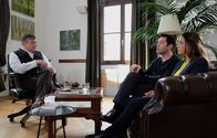In aller Freundschaft – Arzu Ritter (Arzu Bazman, re.) und ihr Mann Philipp Brentano (Thomas Koch, 2.v.re.) haben beschlossen, ihre Ehe mit einer Paartherapie zu retten. Die Wahl des Therapeuten ist auf den renommierten Bernd Wagemuth (Christian Maria Goebel, li.) gefallen. Während Arzu für die Ansätze Wagemuths offen ist, kann Philipp seine Skepsis kaum verbergen.
