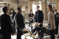 Castle – Sämtliche Spuren, die auf den Mörder der jungen Frau hinweisen könnten, wurden verwischt. Kevin Ryan (Seamus Dever, l.), Javier Esposito (Jon Huertas, 3.v.l.), Lanie Parish (Tamala Jones, M.), Richard Castle (Nathan Fillion, 3.v.r.) und Kate Beckett (Stana Katic, 2.v.r.) überlegen, wie sie den Mörder doch noch überführen können ...