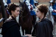 Versailles – Sophie (Maddison Jaizani), Béatrice (Amira Casar)