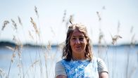 Mord im Mittsommer – Die neugierige Nachbarin Claire (Lotta Tejle) mischt sich in Thomas’ Angelegenheiten.