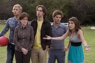 Party Down – (v.l.n.r.) Kyle Bradway (Ryan Hansen); Lydia Dunfree (Megan Mullally); Roman DeBeers (Martin Starr); Henry Pollard (Adam Scott); Casey Klein (Lizzy Caplan)