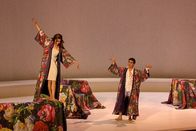 Sternstunden der Musik – Anna Netrebko und Rolando Villazón in "La Traviata", 2. Akt: Den Raum, die Opernsänger für ihre Performance brauchten, gab ihnen die moderne Inszenierung von Willy Decker.