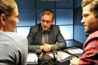 SOKO Stuttgart – Heiner Erler (Thomas Schmuckert) wirkt auf Selma Kirsch (Yve Burbach) und Jo Stoll (Peter Ketnath, r.) während der Vernehmung unglaubwürdig.