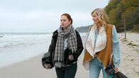 Das Küstenrevier – Chrissy Bruhns (Anna Amalie Blomeyer, l.); Nele Albertsen (Bianca Karsten, r.)
