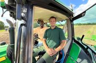 Yared kommt rum – Yared mit Landwirt Max-Victor Thomsen.