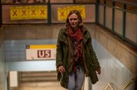 Letzte Spur Berlin – Nele Schneider (Nadine Kösters) ist verzweifelt, sie fühlt sich zurückgestoßen und allein gelassen.