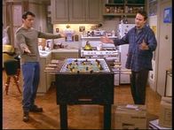 Friends – Joey (Matt LeBlanc, l.) und Chandler (Matthew Perry, r.) spielen um Geld.