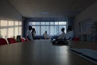 P.M. Wissen – Eine möglichst realitätsnahe Simulation: wie in einer Konferenz sitzen mehrere Dummies in einem geschlossenen Raum. Die Dummies sind temperiert, um die Luftzirkulation, die durch Körperwärme entsteht, zu berücksichtigen. Auf Höhe des Mundes stoßen die Dummies Aerosole aus – wie schnell verbreiten sie sich in welcher Konzentration im Raum?
