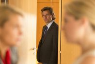 Danni Lowinski – Auge um Auge - der Kampf um Staatsanwalt von Grün (Rene Steinke, M.) ist eröffnet: Danni (Annette Frier, l.) und Biggi (Caroline Frier, r.) ...