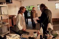 SOKO Stuttgart – Gisbert Bächle (Paul Faßnacht) hat von Martina Seiffert (Astrid M. Fünderich, 2.v.r.) Informationen erhalten, dass die Laborleiterin Uta Fromme (Klara Höfels, l) ein lukratives Nebengeschäft betrieben haben könnte. Seine Tochter Andrea Bächle (Chiara Schoras, 2.v.l) ist fassungslos.