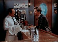 Die Waltons – John Boy (Robert Wightman, r.) ist mit seinem Roman in New York gescheitert. Er sucht verzweifelt eine Arbeit. Der Gastwirt hat kein Interesse.