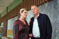 In aller Freundschaft – Der fast gänzlich erblindete Dr. Roland Heilmann (Thomas Rühmann) gesteht Sarah Marquardt (Alexa Maria Surholt), dass er für jede Hilfe dankbar ist, es ihm jedoch im Moment sehr schwerfällt, diese Dankbarkeit zu zeigen.