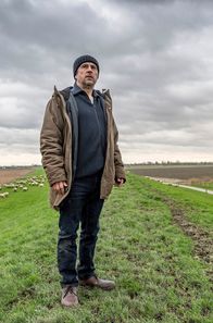 Sörensen hat Angst – ARD/NDR SÖRENSEN HAT ANGST Uhr im ERSTEN. Bjarne Mädel als Sörensen auf dem norddeutschen Deich.