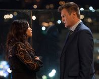The Rookie – Auf der Gala konfrontiert Officer Nolan (Nathan Fillion, r.) Bailey (Jenna Dewan, l.) bezüglich ihrer Nachricht an Maldavo.