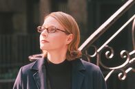 Panic Room – Meg (Jodie Foster) schaut sich das wunderschöne Stadthaus an, in dass sie bald mit ihrer Tochter ziehen will.