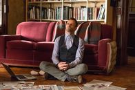 Elementary – Rund um die Uhr mit Ermittlungen beschäftigt: Holmes (Jonny Lee Miller) liest alles, was er über den toten Krebsforscher Barry Granger in die Hände bekommt - und über seine geniale Erfindung, ein Gerät zur Krebserkennung, das intern nur "Der Hund" genannt wurde ...