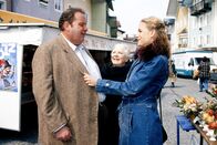 Der Bulle von Tölz – (v.li.) Ottfried Fischer (Benno Berhammer), Ruth Drexel (Resi Berghammer), Katharina Schwarz (Jennifer).