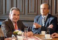 Um Himmels Willen – Wöller berät mit den Eltern der Jungs, was zu tun ist (v.li.: Fritz Wepper, Dietrich Mattausch).