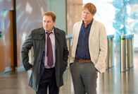Death in Paradise – Humphrey (Kris Marshall, r.) wird bei seinen Ermittlungen in London von DI Jack Mooney (Ardal O'Hanlon, l.) unterstützt.