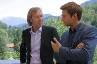 Die Rosenheim-Cops – Als sein Alibi wackelt, steht Max Westinghaus (Oliver Stritzel, l.) bei Kommissar Sven Hansen (Igor Jeftic r.) ganz oben auf der Liste der Verdächtigen. Honorarfrei - nur für diese Sendung bei Nennung ZDF und Christian A. Rieger