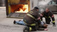 Chicago Fire – Rettung aus der Feuersbrunst: Joe Minoso als Joe Cruz (l.), Taylor Kinney als Kelly Severide (r.)