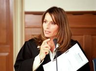 Eine Mutter für Anna – Die ambitionierte Rechtsanwältin Judith Wagner (Christina Plate) kommt finsteren Machenschaften ihres Mandanten auf die Spur.