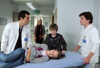 Die Alpenklinik – Miriam (Saskia Valencia ) ist stolz auf ihren Sohn Frederik (Lukas Schust), der Daniel (Erol Sander) und Thomas (David Winter) zu Hilfe gerufen hat, um Maria (Leonie Brill) zu helfen.