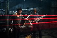 Transformers: Ära des Untergangs – Aus Furcht vor einer erneuten Zerstörung der eigenen Umwelt durch die verfeindeten Alien-Gruppen Autobots und Decepticons, hat die CIA die Jagd auf beide eröffnet. Cade (Mark Wahlberg, l.) und Shane (Jack Reynor, r.) riskieren dennoch ihr Leben, um den friedlichen Autobots zu helfen ...