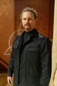 Charmed - Zauberhafte Hexen – Nachdem Leo (Brian Krause), Chris und die Mächtigen Drei in die Parallelwelt eingetreten sind, ist das Gleichgewicht der Welten aus den Angeln gehoben. In der Welt der Hexen wird es nicht mehr dunkel, und das kleinste Vergehen wird von unnachsichtig Guten bestraft ....