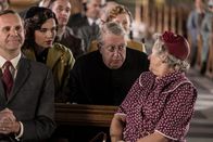 Father Brown – Bunty (Emer Kenny, l.) und Father Brown (Mark Williams, M.) wünschen Mrs McCarthy (Sorcha Cusack, r.) viel Glück für den Gesangswettbewerb.