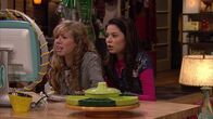 iCarly – L-r: Sam Puckett (Jennette McCurdy), Carly Shay (Miranda Cosgrove)