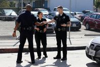 The Rookie – Officer Bradford (Eric Winter, r.) ist mit Lucy Chen (Melissa O’Neil, M.) auf ein stehendes Auto aufgefahren und lässt sich anschließend auf Anraten von Sergeant Wade Grey (Richard Jones, l.) im Krankenhaus untersuchen.
