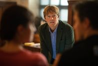 Beyond Paradise – Humphrey (Kris Marshall, M.) versucht, Esther und Kelby von seiner Theorie zu überzeugen.